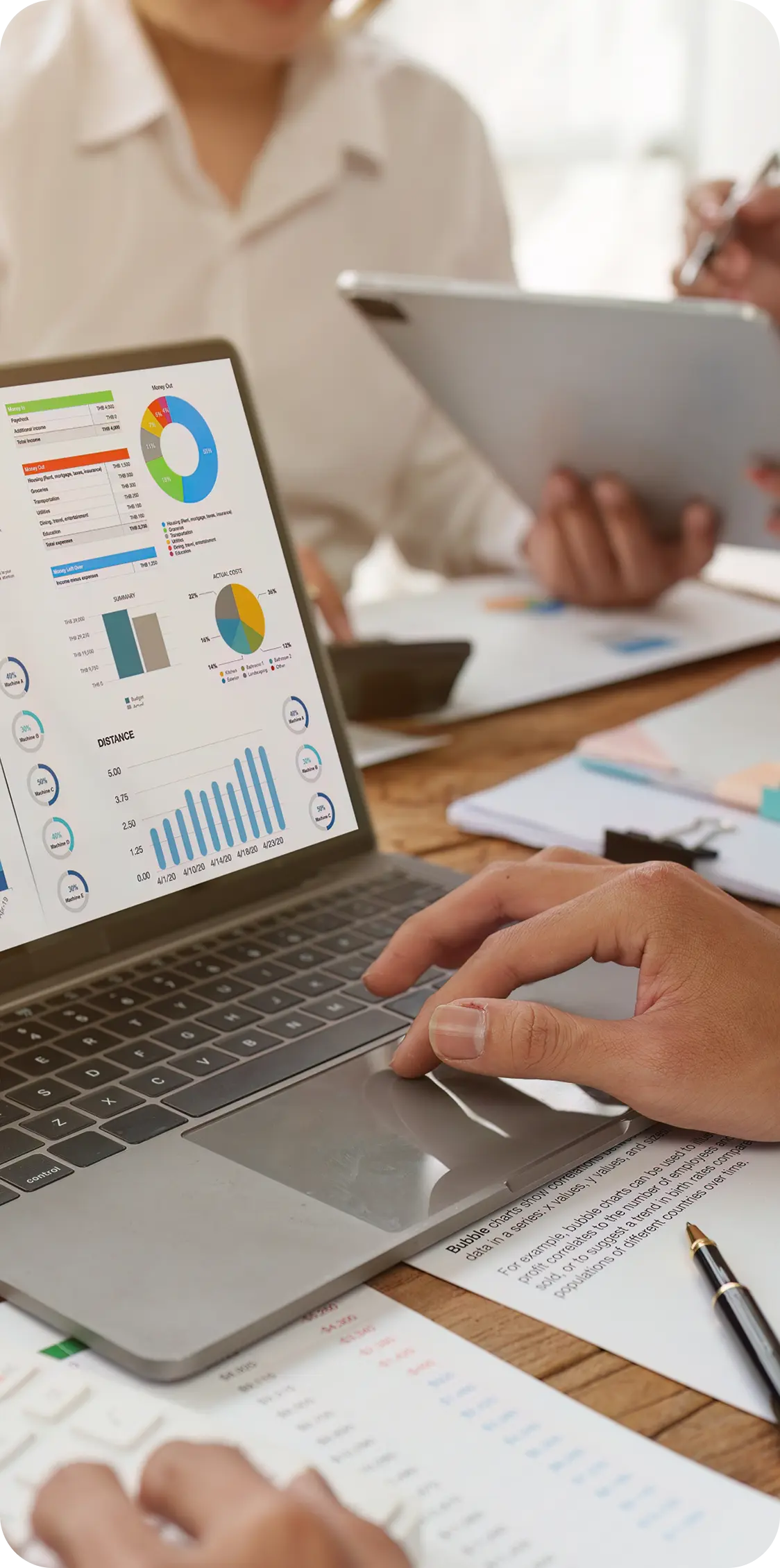 Valunxt advisor reviewing client accounts